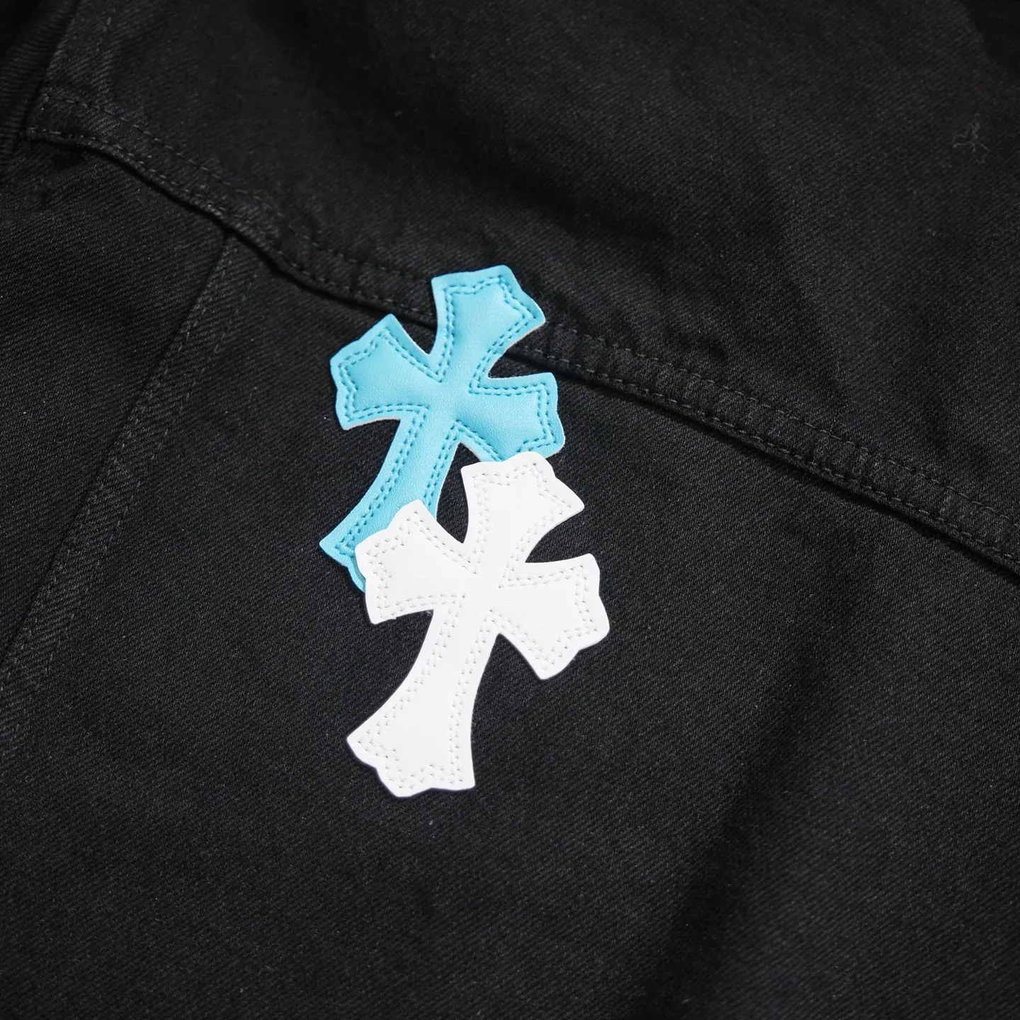 P340 ChromeHearts CH ChromeHearts Lamb Wool Collar Jacket Black Denim Jacket Colorful Cross Patchwork Leather Suede Lamb Wool Lining Fashionable and Personalized Super versatile and good-looking denim jacket Suitable for both men and women A must-have item Packaging Tag Collar Label Washed Wheat Complete Color: Black Size: S-XL